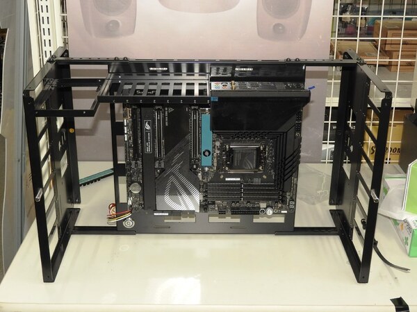 ASCII.jp：横置き縦置きとスタックに対応するオープンフレームPCケース