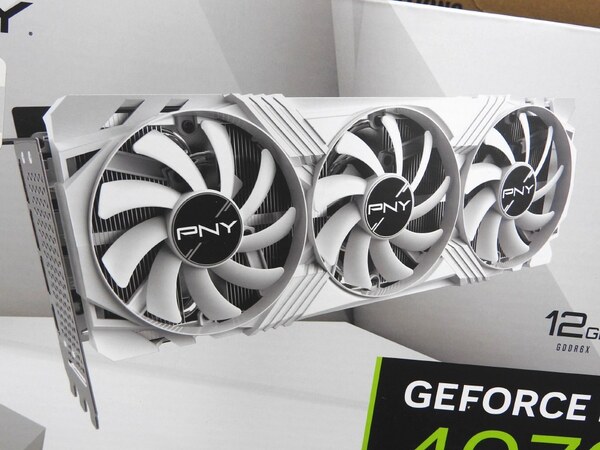 ASCII.jp：白色の3連ファンを備えたGeForce RTX 4070 TiがPNYから