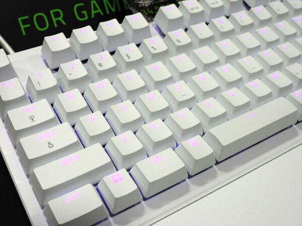 ASCII.jp：ラピッドトリガー対応の白いゲーミングキーボードがRazer