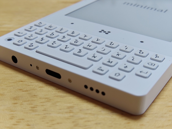 ASCII.jp：シンプルがイイ！ QWERTYキー付きのモノクロE Inkスマホ