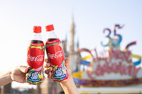 東京ディズニーリゾート、35周年デザインの「コカ・コーラ」発売