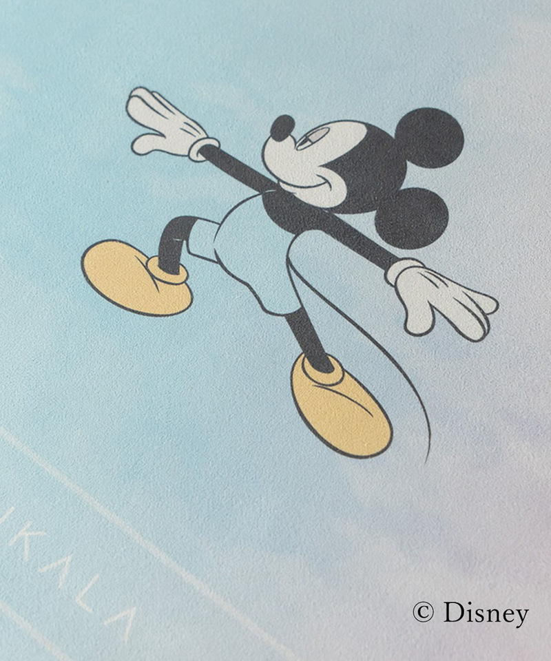 ディズニーのトラベルヨガマットで伸び〜っ。夏のリラックスタイムに