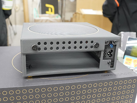 6面パネル展開機構を備えた小型PCケース「Model 0 Flamingo」が発売