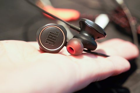 JBL、2,880円の“ゲーミングイヤホン”「Quantum 50」 - AV Watch