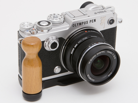 デジカメアイテム丼：丸形の木製グリップでホールド感をアップ