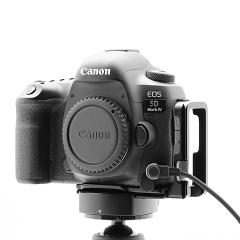 EOS 5D Mark IV用のアルカスイス互換L型プレート - デジカメ Watch