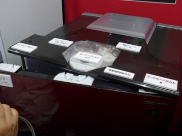 シャープ、ワンタッチで軽々とドアが開けられる「電動どっちもドア