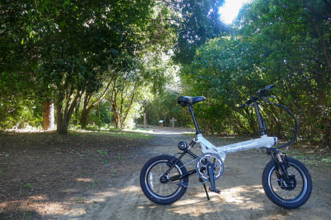 ベネリの折りたたみミニベロe-bike「mini Fold16 DIRT」は道を選ばず