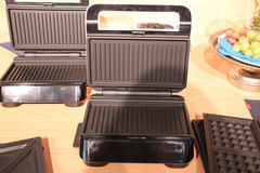 デロンギ、コンパクトながら肉や魚も焼けるホットサンドメーカー
