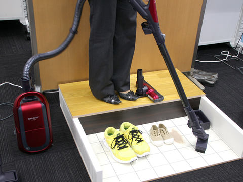 シャープ、業界初の「スグ換え玄関ブラシ」で玄関の砂ぼこりも掃除