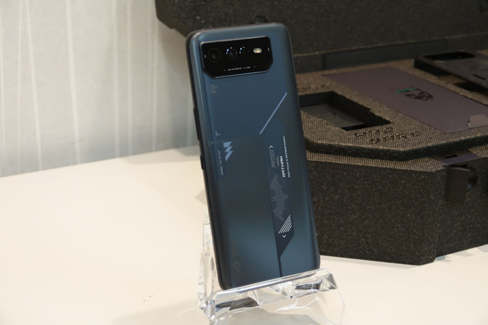 ASUS「ROG Phone 6」BATMAN Editionを10月7日発売 - ケータイ Watch
