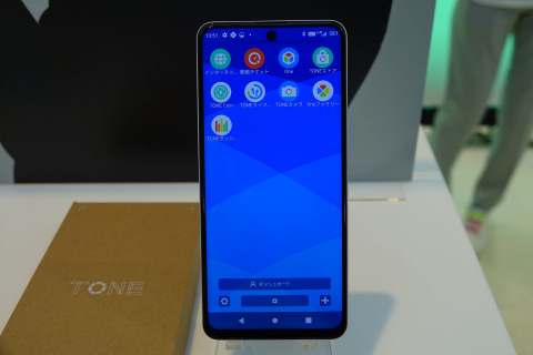 トーンモバイル「TONE e22」ハンズオンレポート] - ケータイ Watch