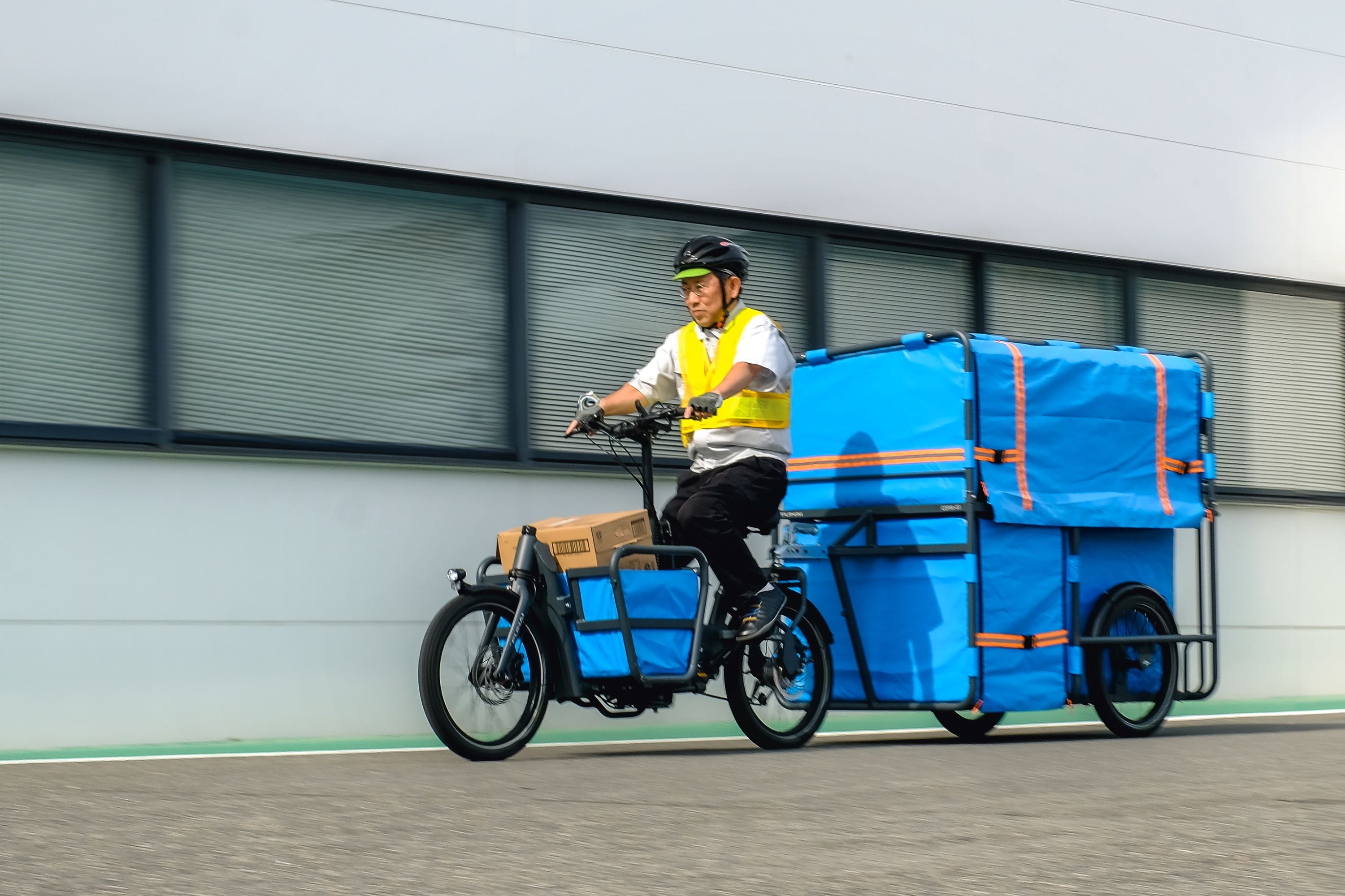 Amazonが、リヤカー付き電動アシスト自転車の新モデルを導入。配達が