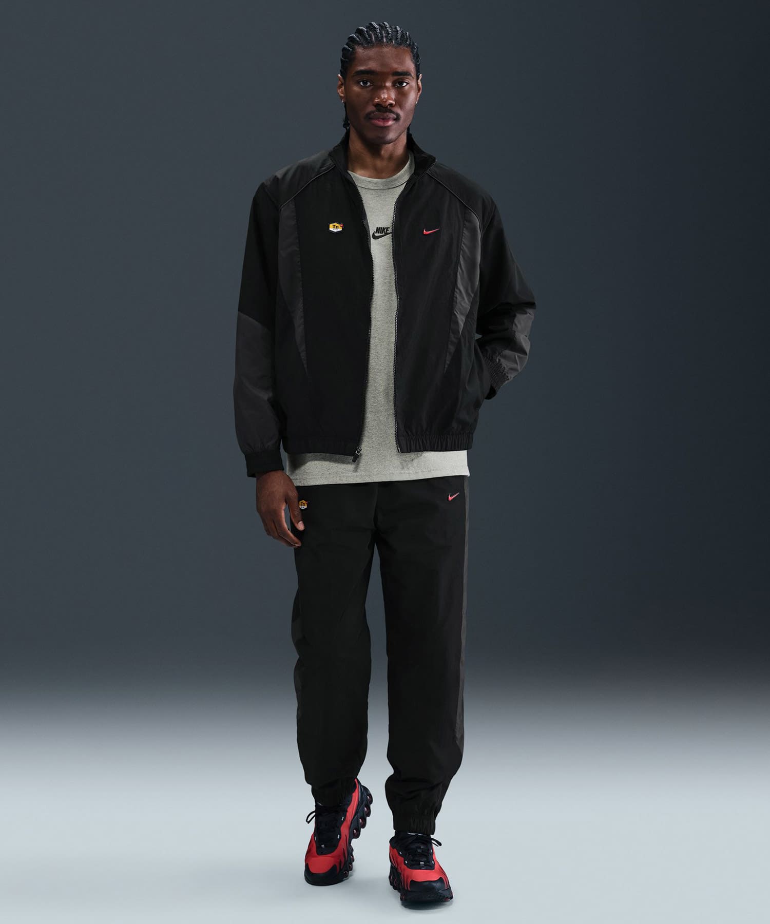 NIKE M NSW TN TRACKTOP WVN BLACK/DK SMOKE GREY/UNIVERSITY RED