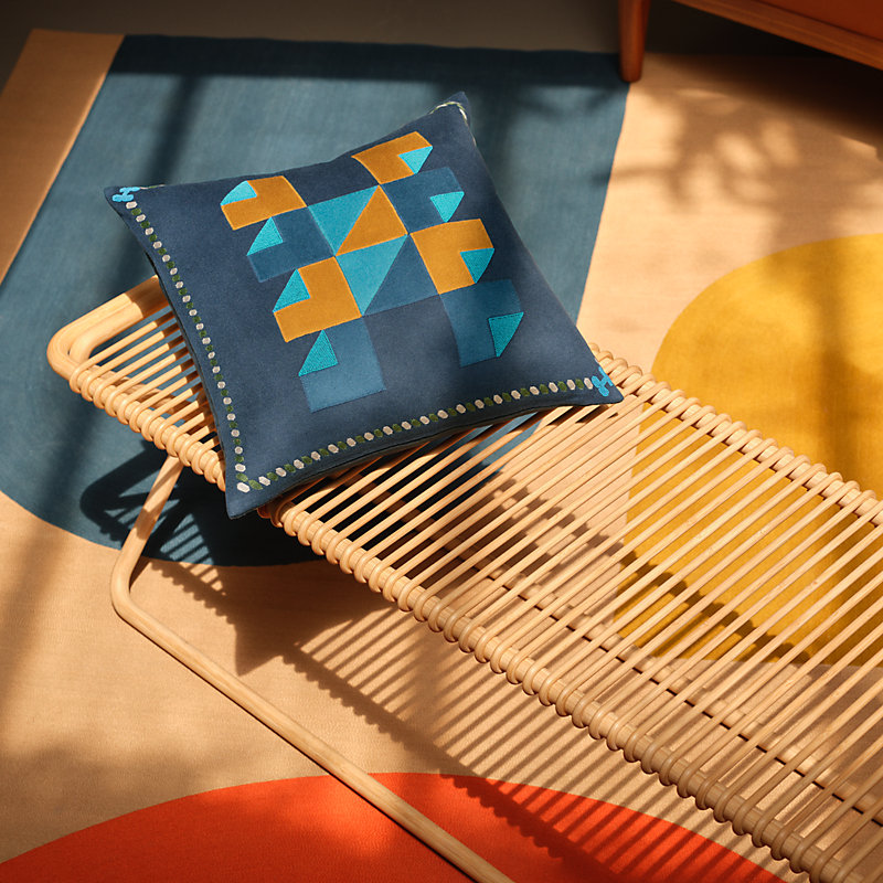 刺繍クッション 《エルメス・ブリコル》 | Hermès - エルメス-公式サイト