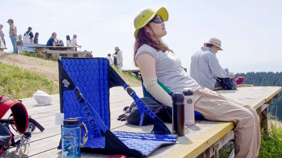 CRAZY CREEKのHEX2.0 オリジナルチェアはカーボンフレーム製で快適