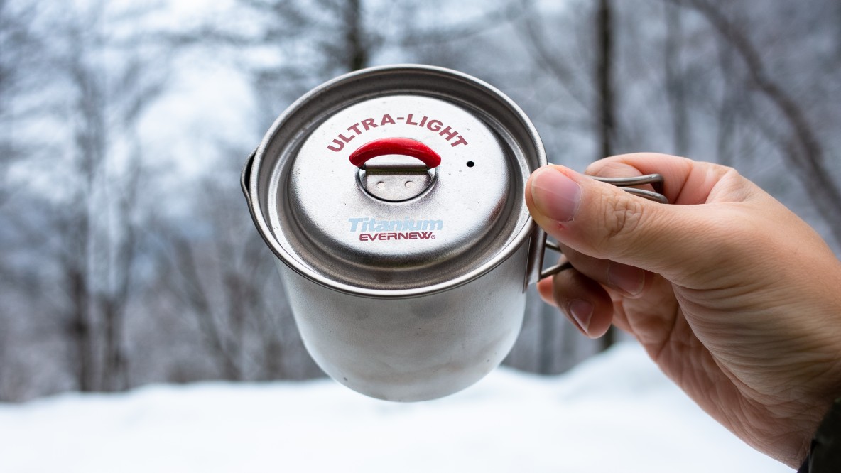 EVERNEWの「チタンマグポット500」が冬のアウトドアで大活躍。最軽量