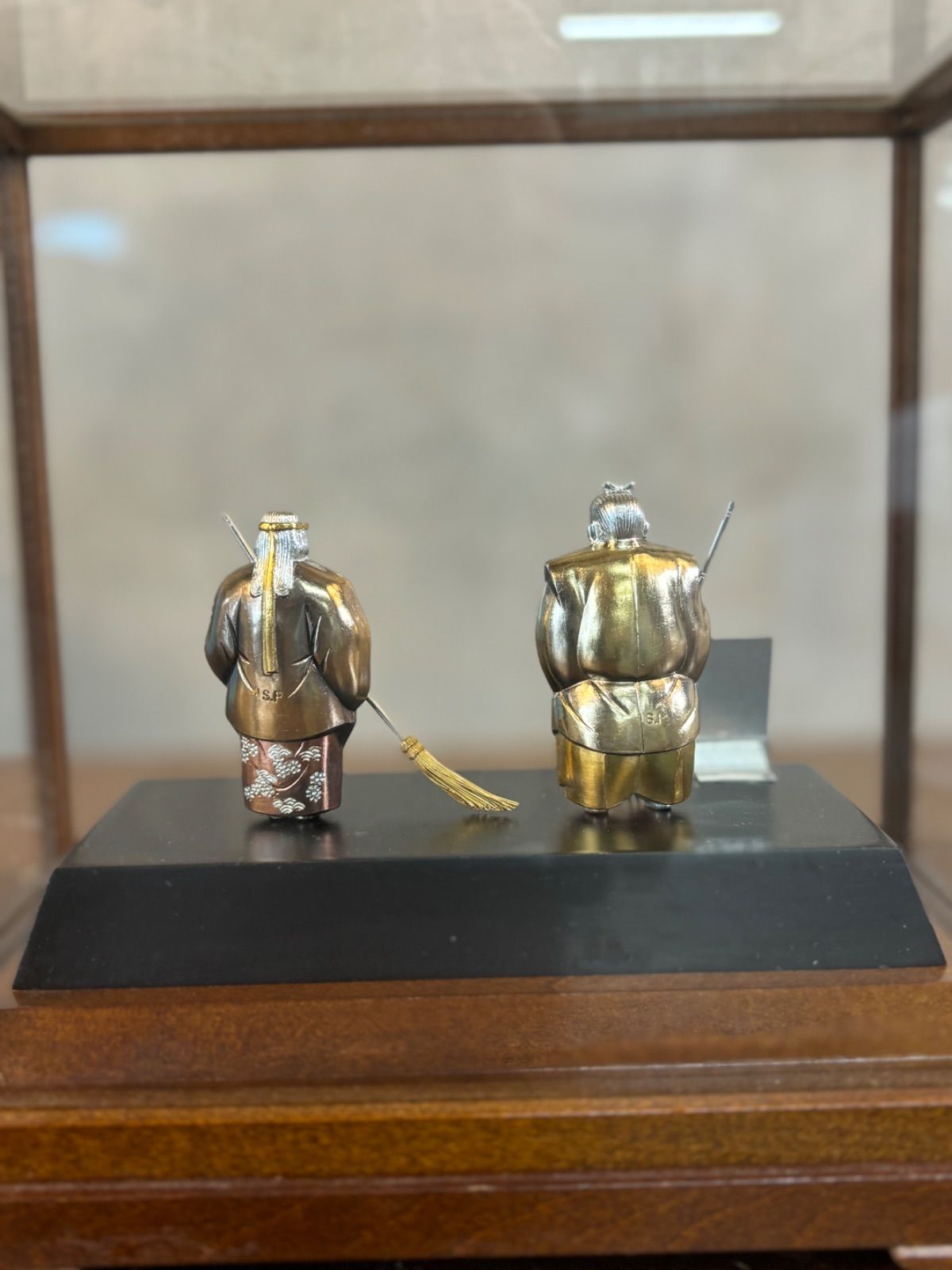 武比古作 彩色彫金高砂人形 銀仕上 金属製 高砂 ガラスケース 置物