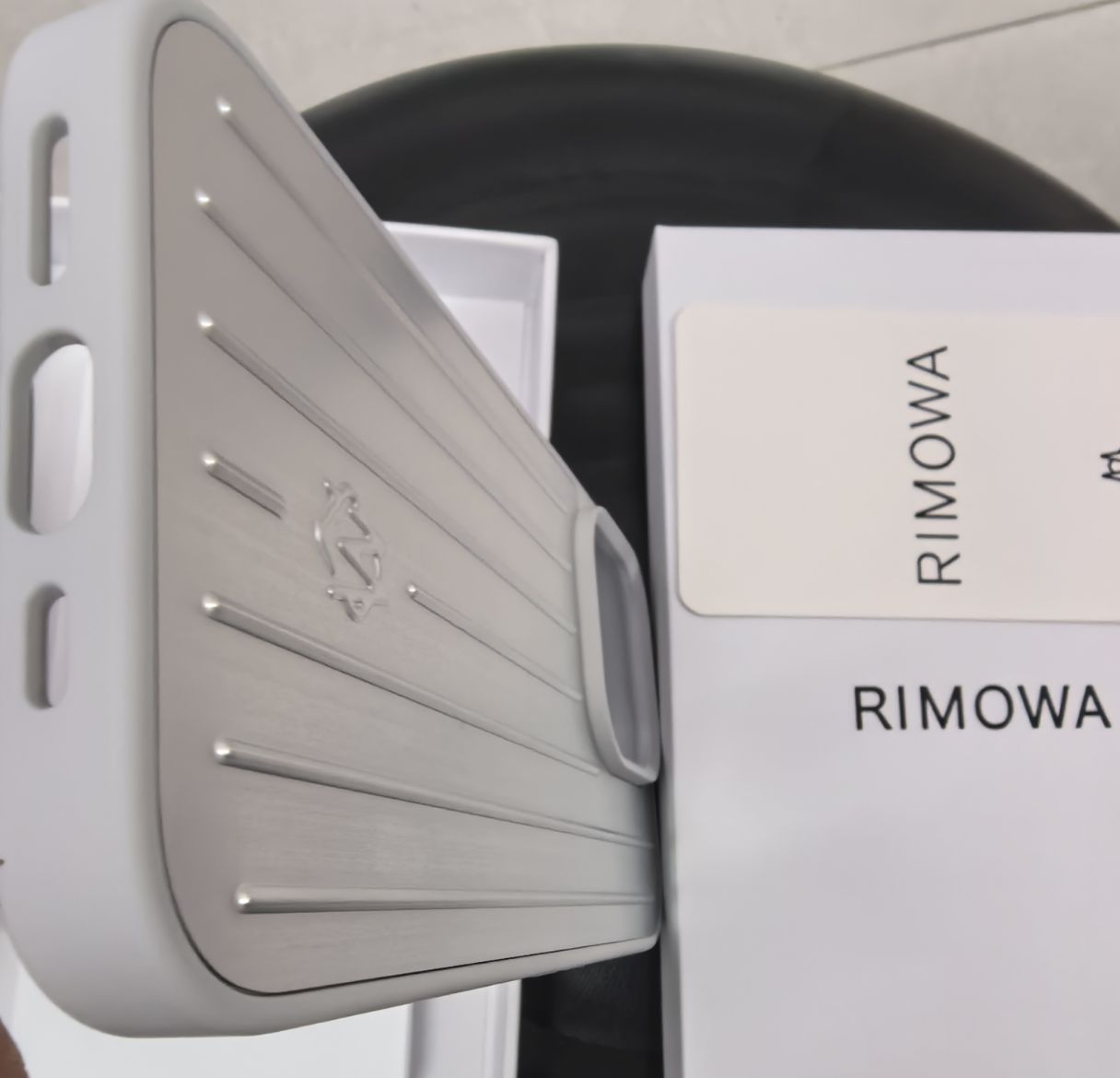 RIMOWA シルバー iPhone16proケース 新品 未使用 - メルカリ