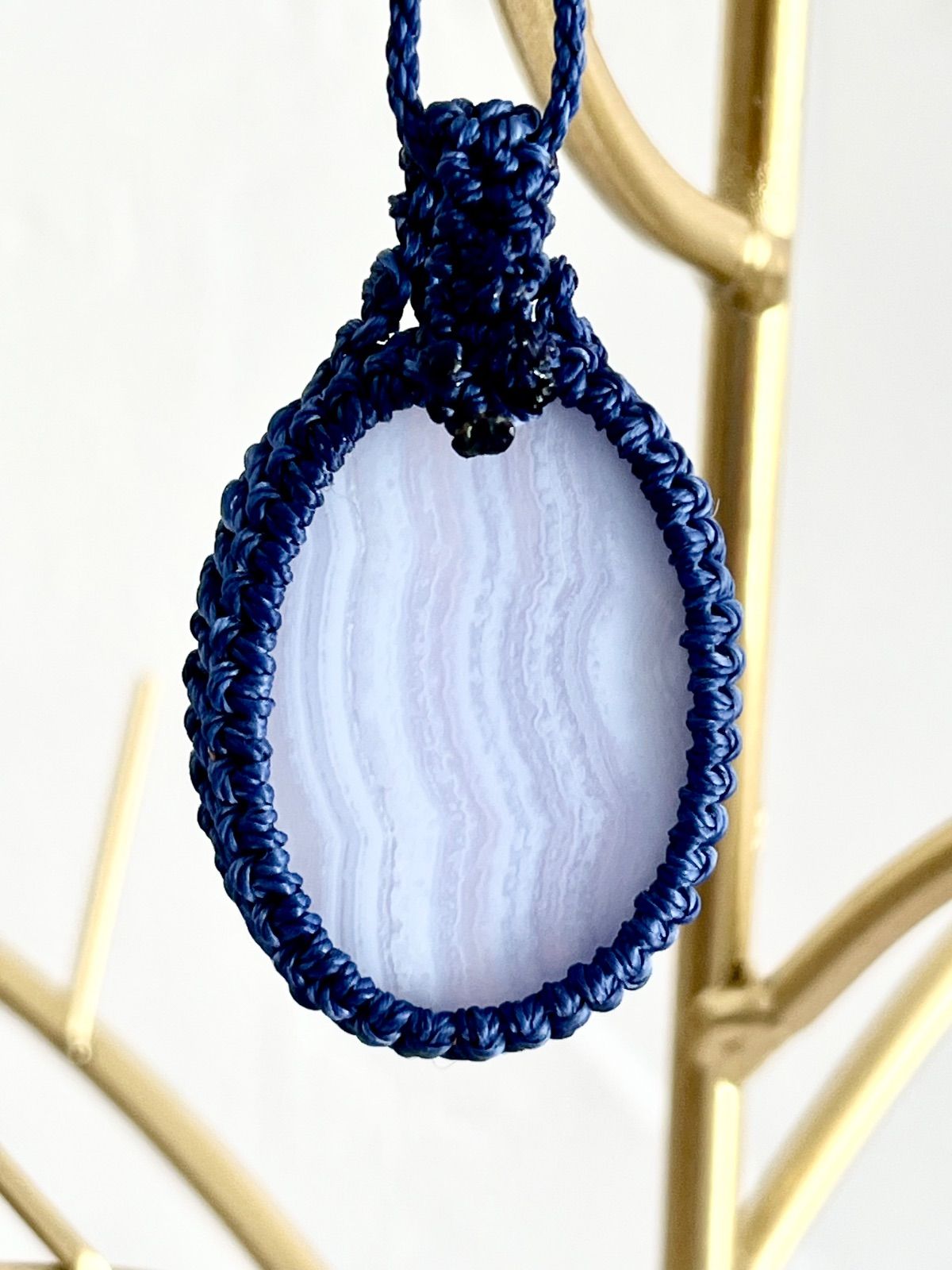 愛を伝える石】ブルーレースアゲート ナミビア産 マクラメ編み