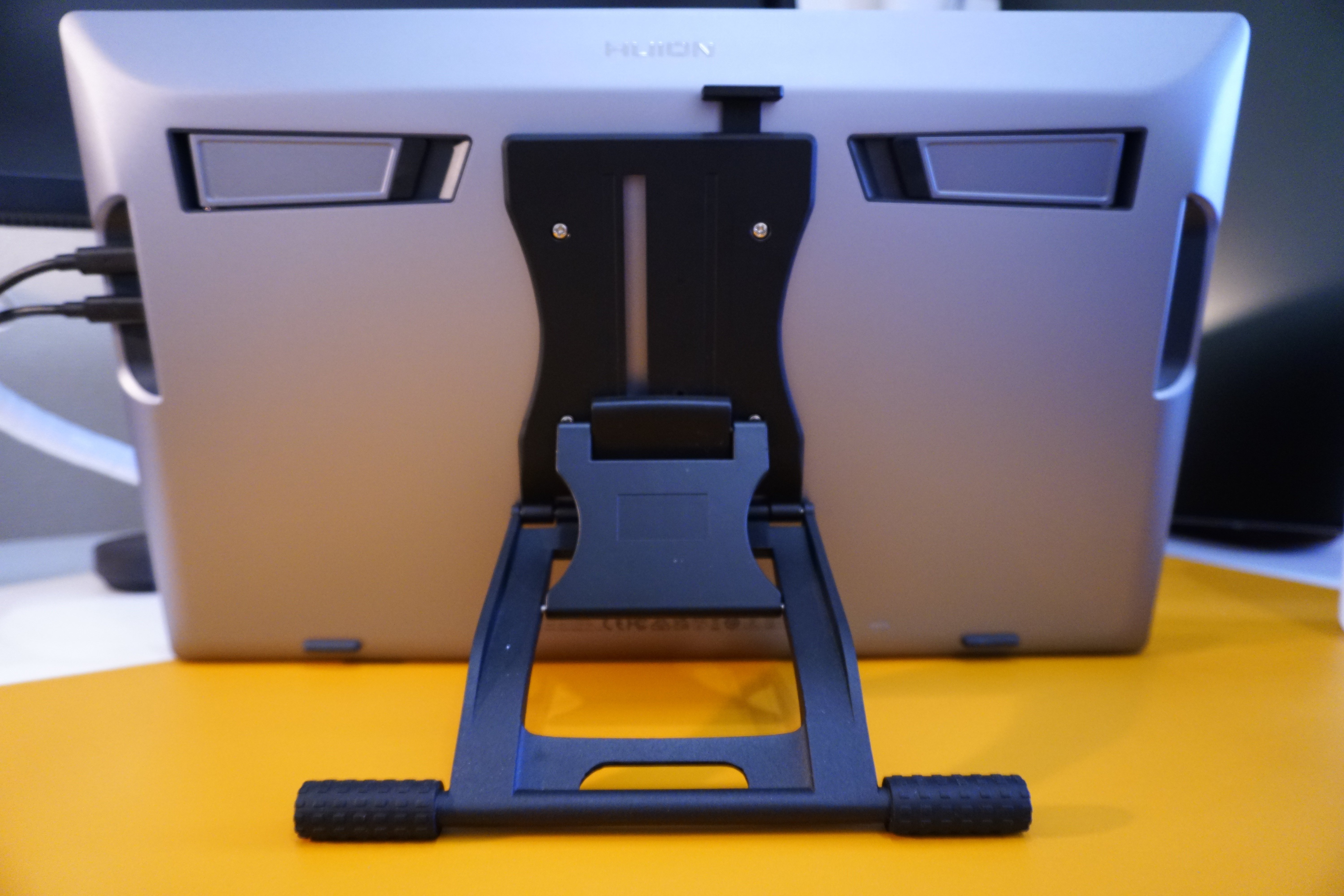 液タブ愛用者向け！Kamvas Pro 19のスタンド探しで見つけた最終的な