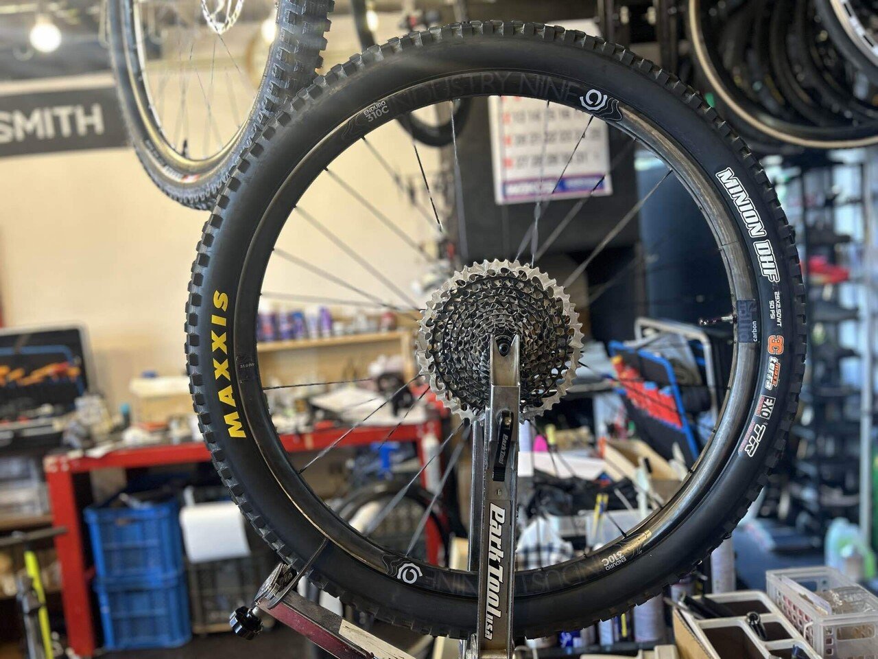 完組ホイールもカッコいいINDUSTRY NINEのメンテ風景。｜BIKE SHOP