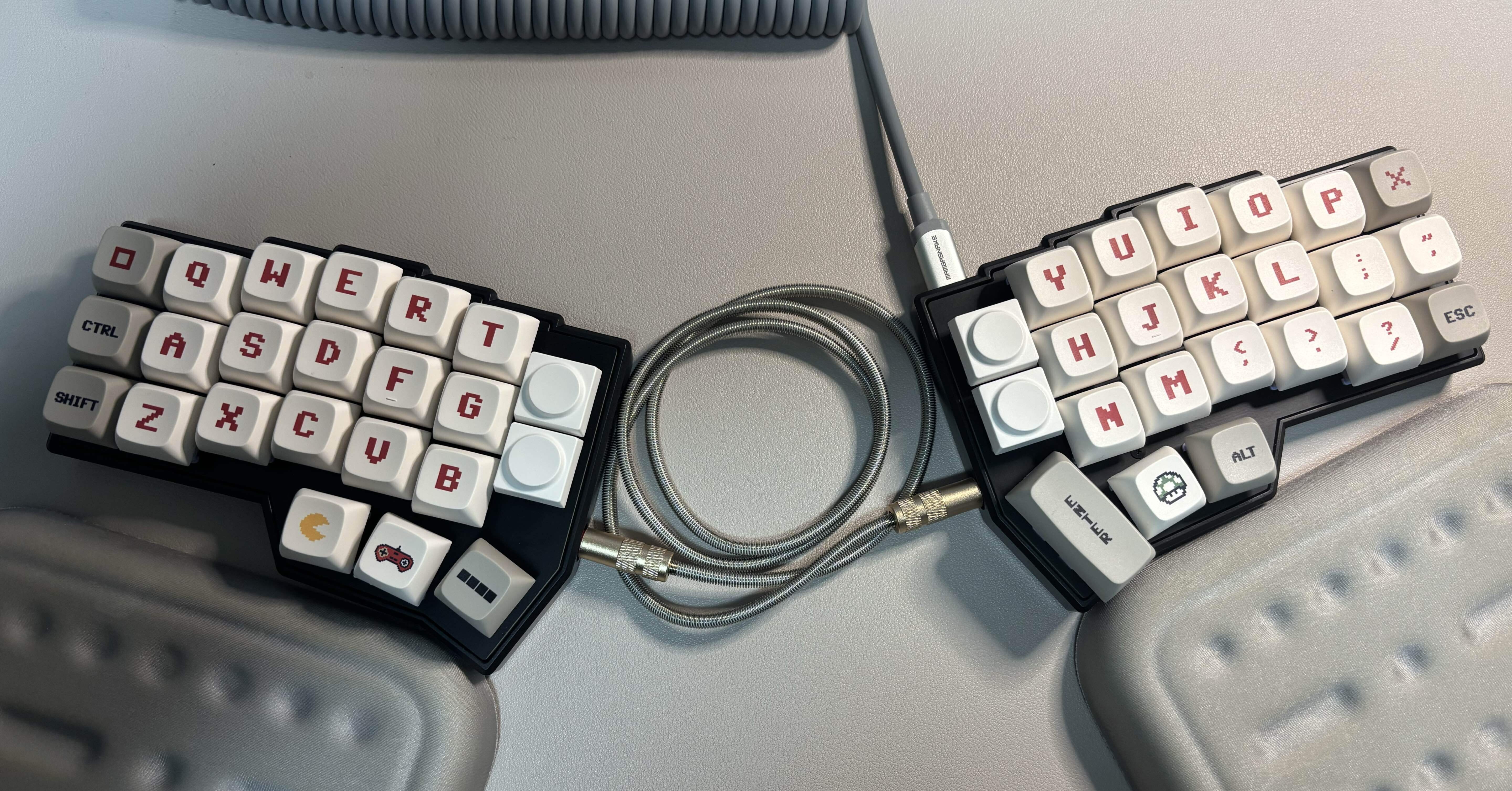 理想のキーボード探し： Corne v4 Cherry｜にしし