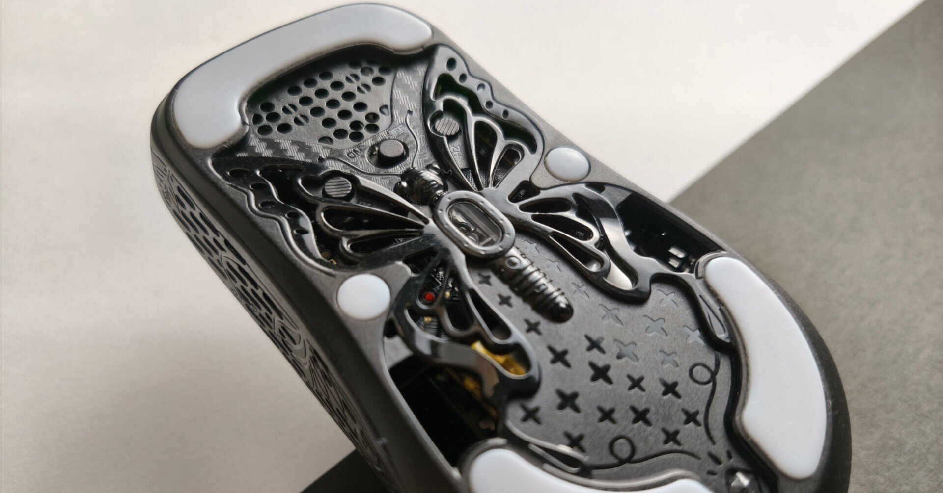 レビュー】UNIUS BLACK LOTUS CARBON 8K｜蝶模様が施された最高級