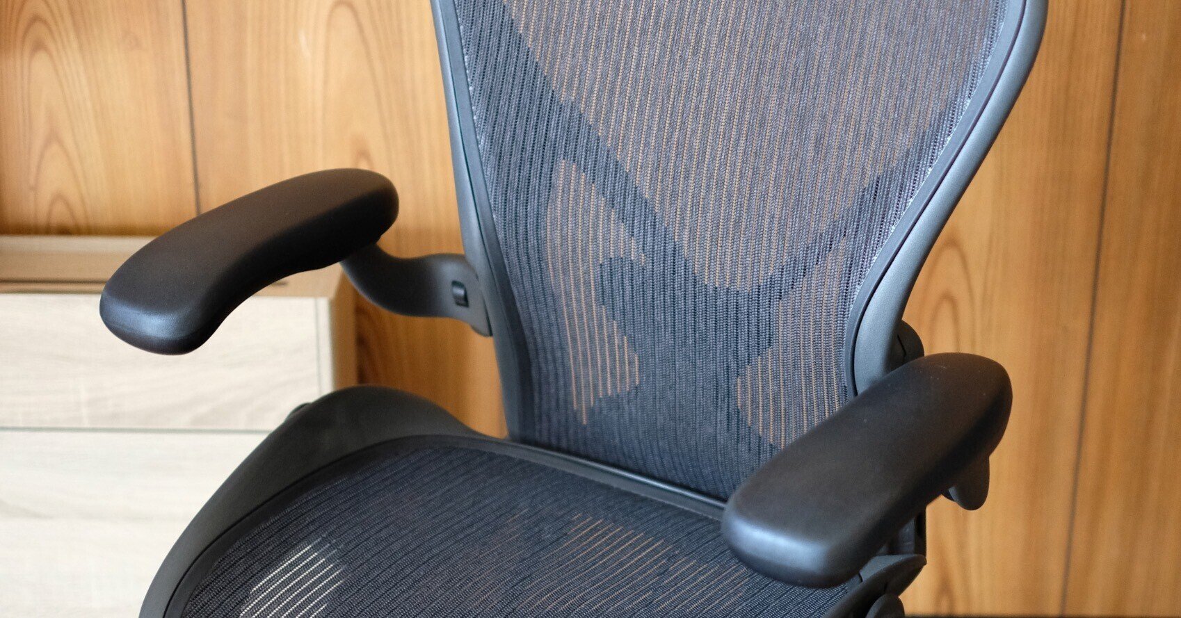 アーロンチェアの座面・背面メッシュを自力（DIY）で新品に交換して