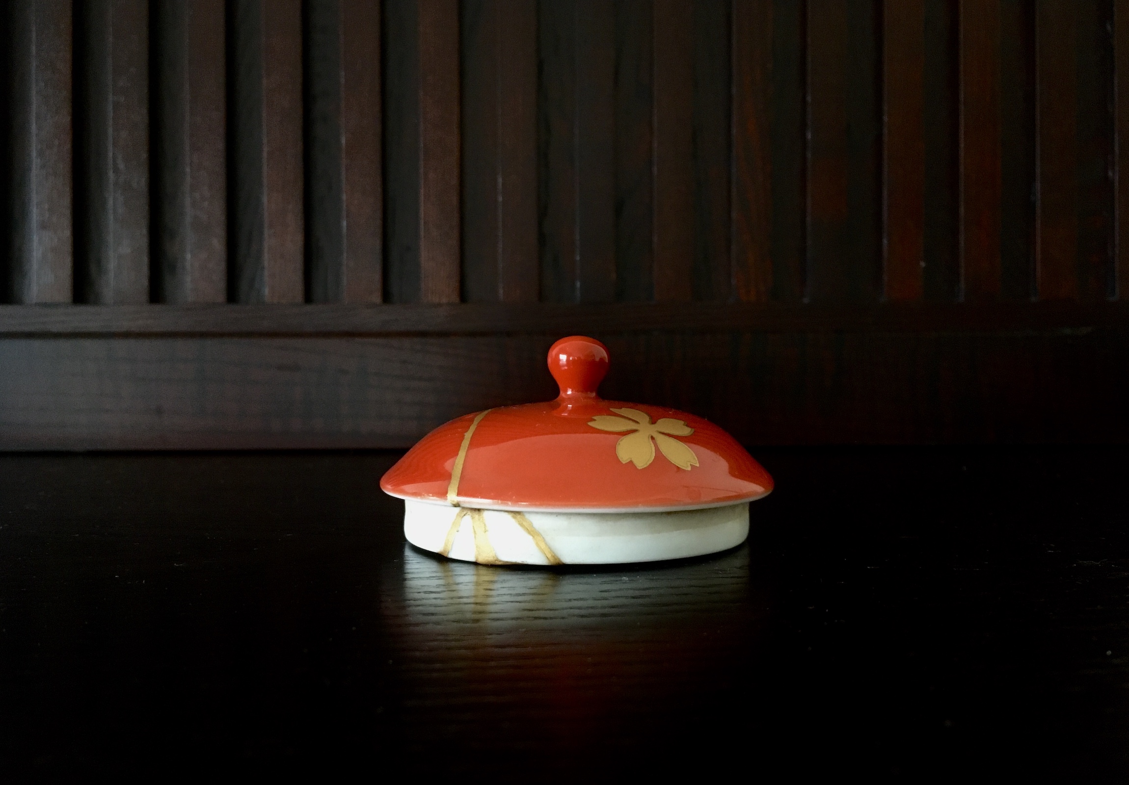 金継ぎで直す：深川製磁の急須の蓋 – at 527