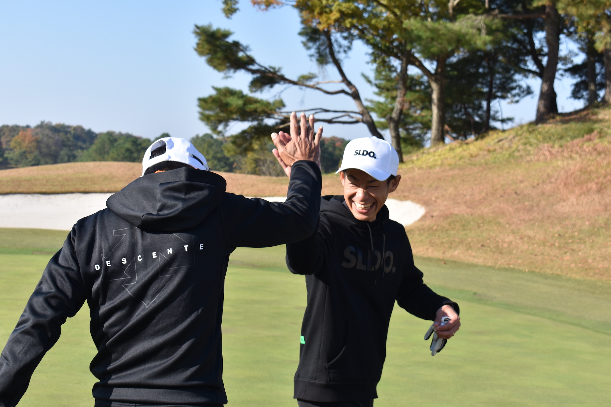 ブランドの宣伝広告のために大会に参加、スマートなウェアがまぶしい