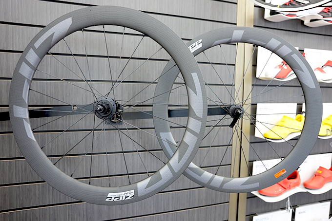 ZIPP 404 FireCrest Tubeless Discブレーキ | トライアスロンのこと
