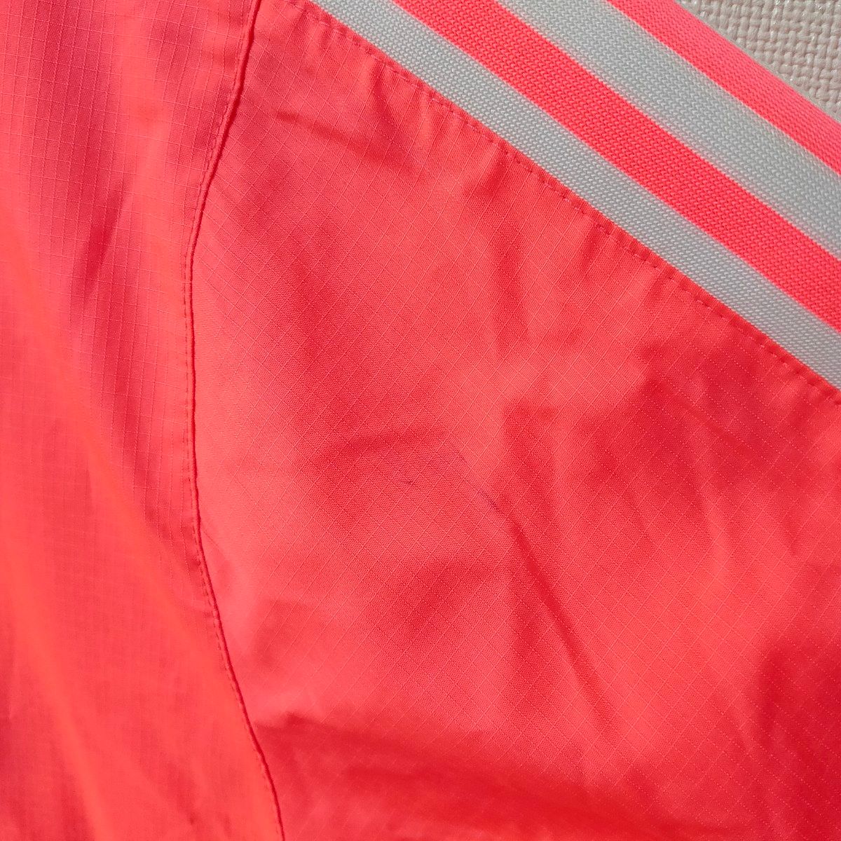 アディダス サーモンピンク ロックアップ トラックトップ ナイロン