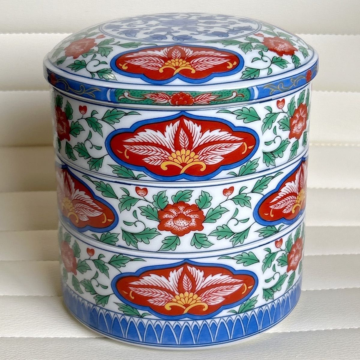 第一陶器 染錦草花文 三段重 おせち器 蓋付き重ね鉢 古伊万里 色絵