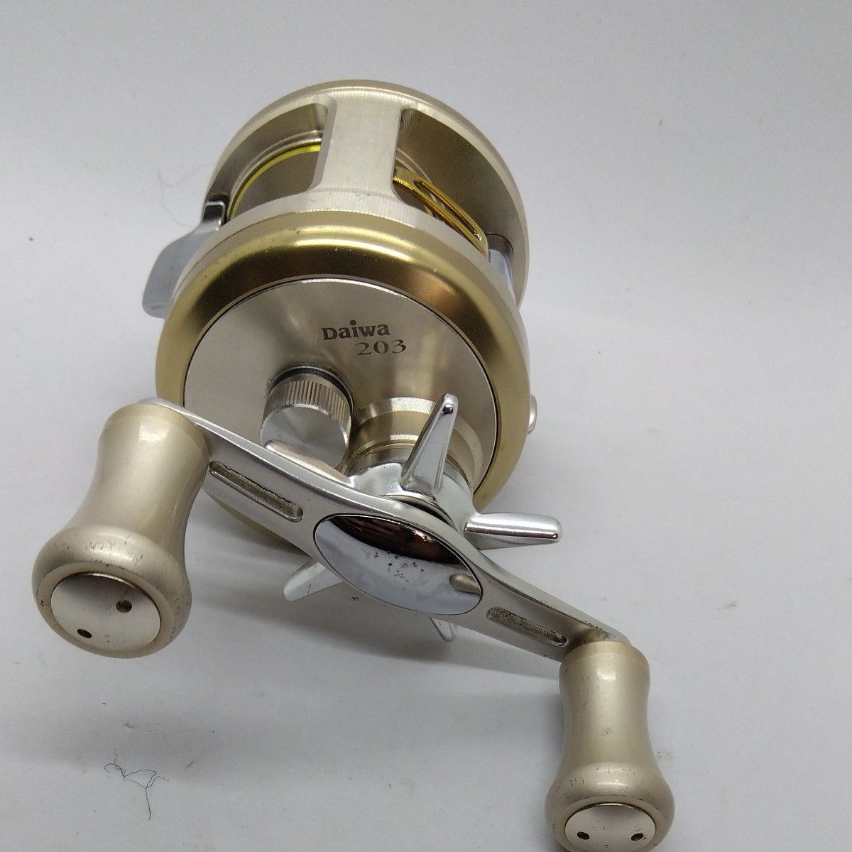 ダイワ ミリオネア CV-Z 203 右ハンドルベイトリール 中古品 DAIWA