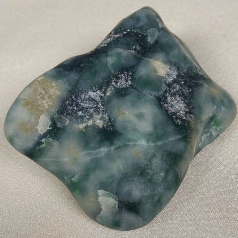 糸魚川翡翠 緑ヒスイ 圧砕 原石 結晶 角閃石とヒスイの掛け合い ひすい