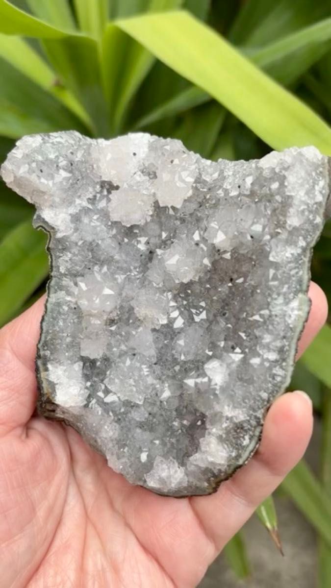 ウルグアイ産フラワーアメジスト スタラクタイト 333g 自立します