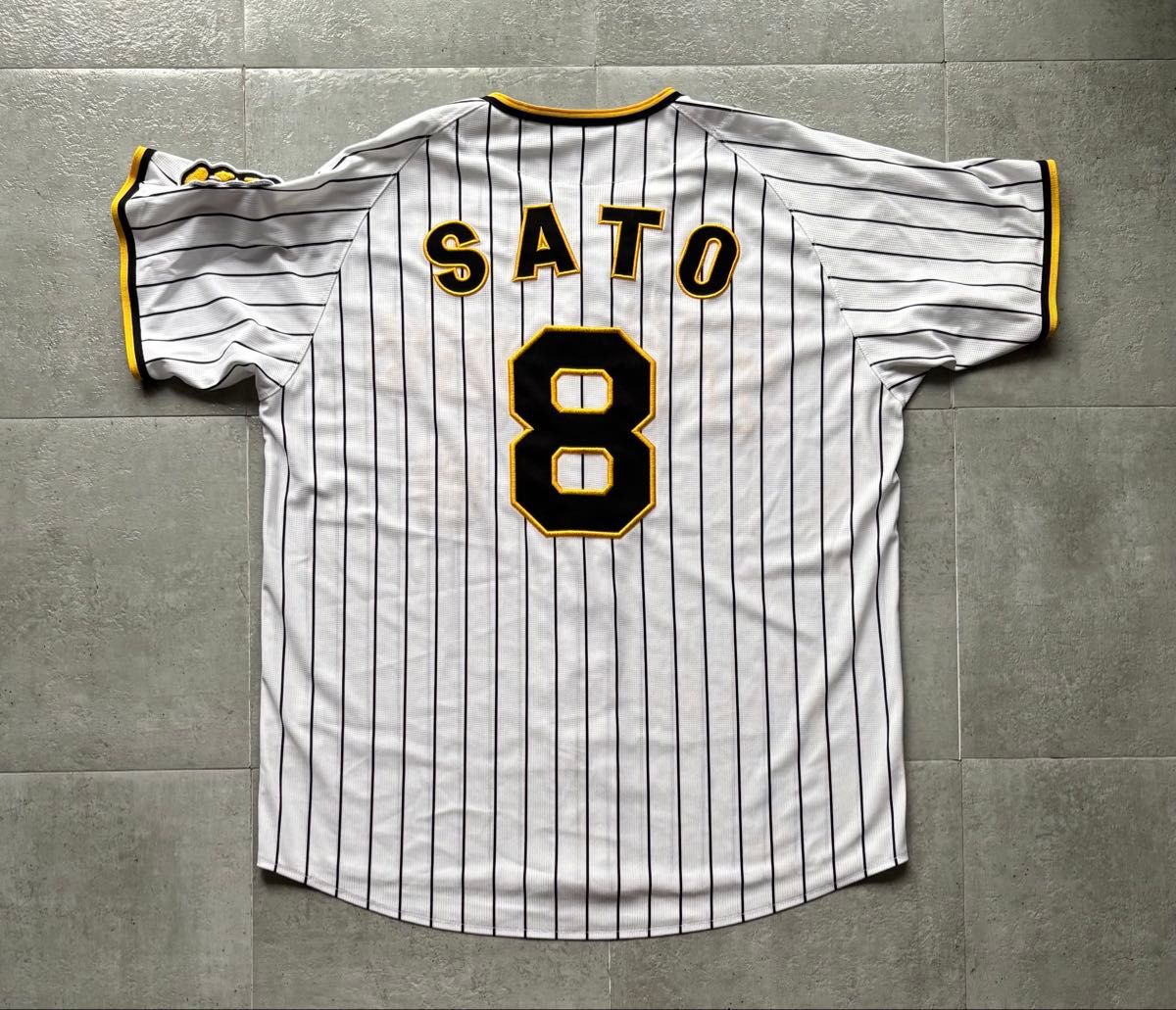 阪神タイガース 佐藤輝明 ホームユニフォーム 旧デザイン Mサイズ 美品
