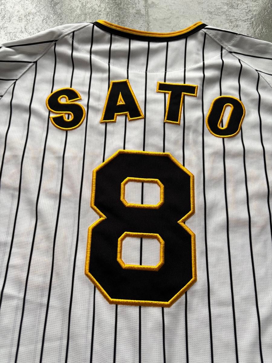 阪神タイガース 佐藤輝明 ホームユニフォーム 旧デザイン Mサイズ 美品