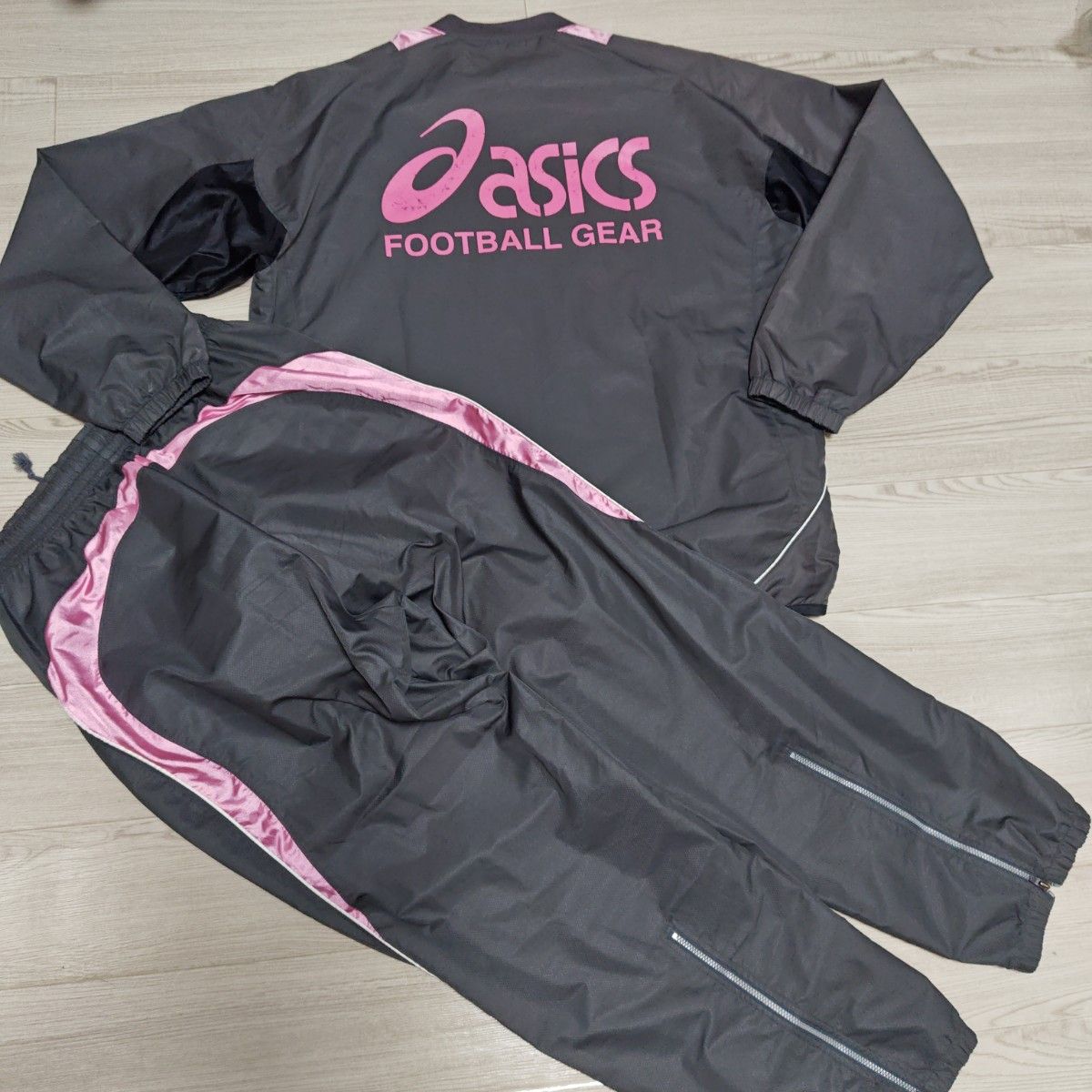 asics ピステ上下 グレー/ピンク ナイロンセットアップ アシックス