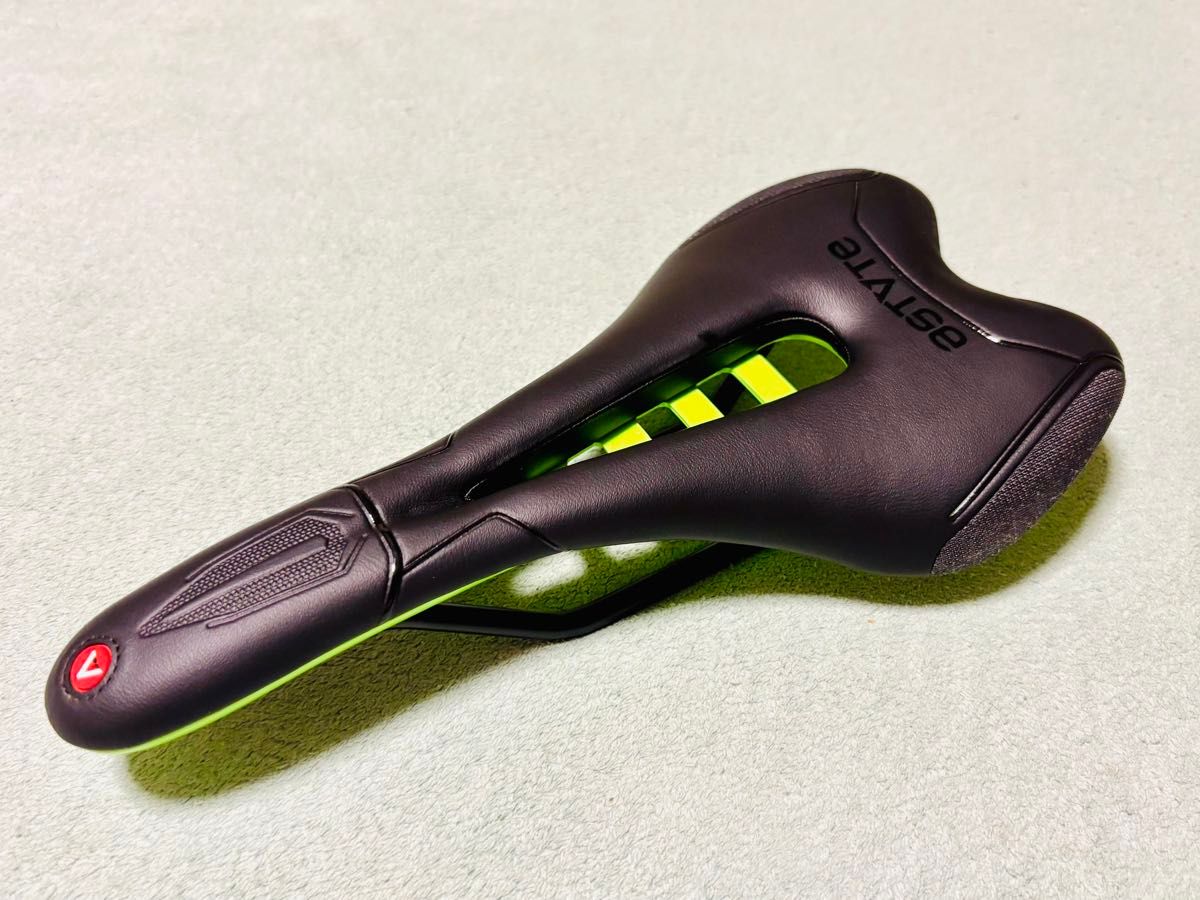 お値下げ/ 美品/ アスチュート SKYLINE VT TACA / サドル チタンレール