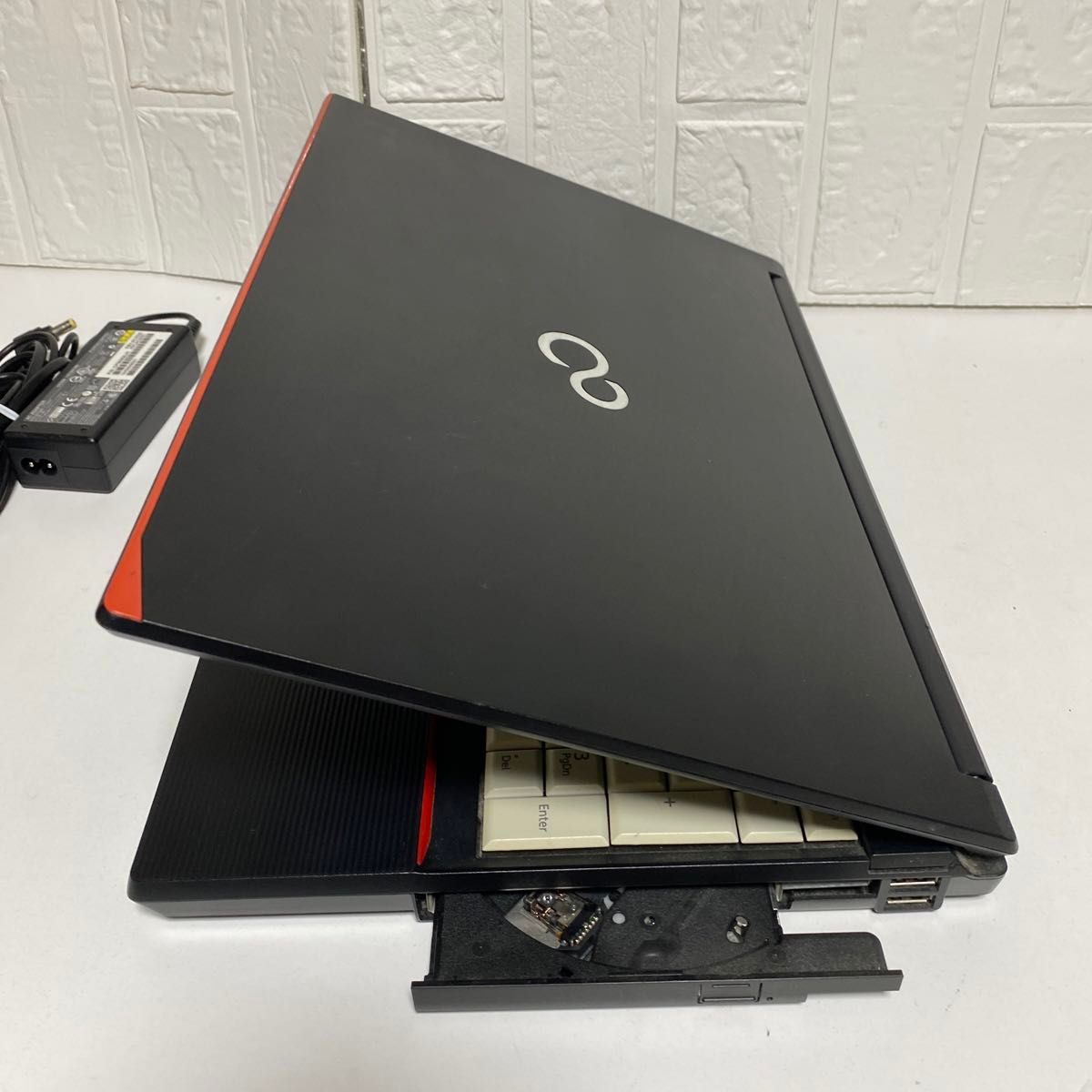 Windows11オフィス2024年入り メモリ8GB SSD 500GB 富士通ノートPC