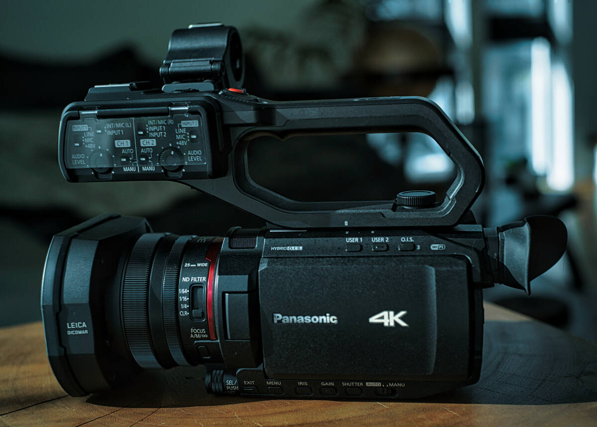 送料無料 Panasonic 4Kカメラ HC-X2000セット【通電 19H】 （ハンドル