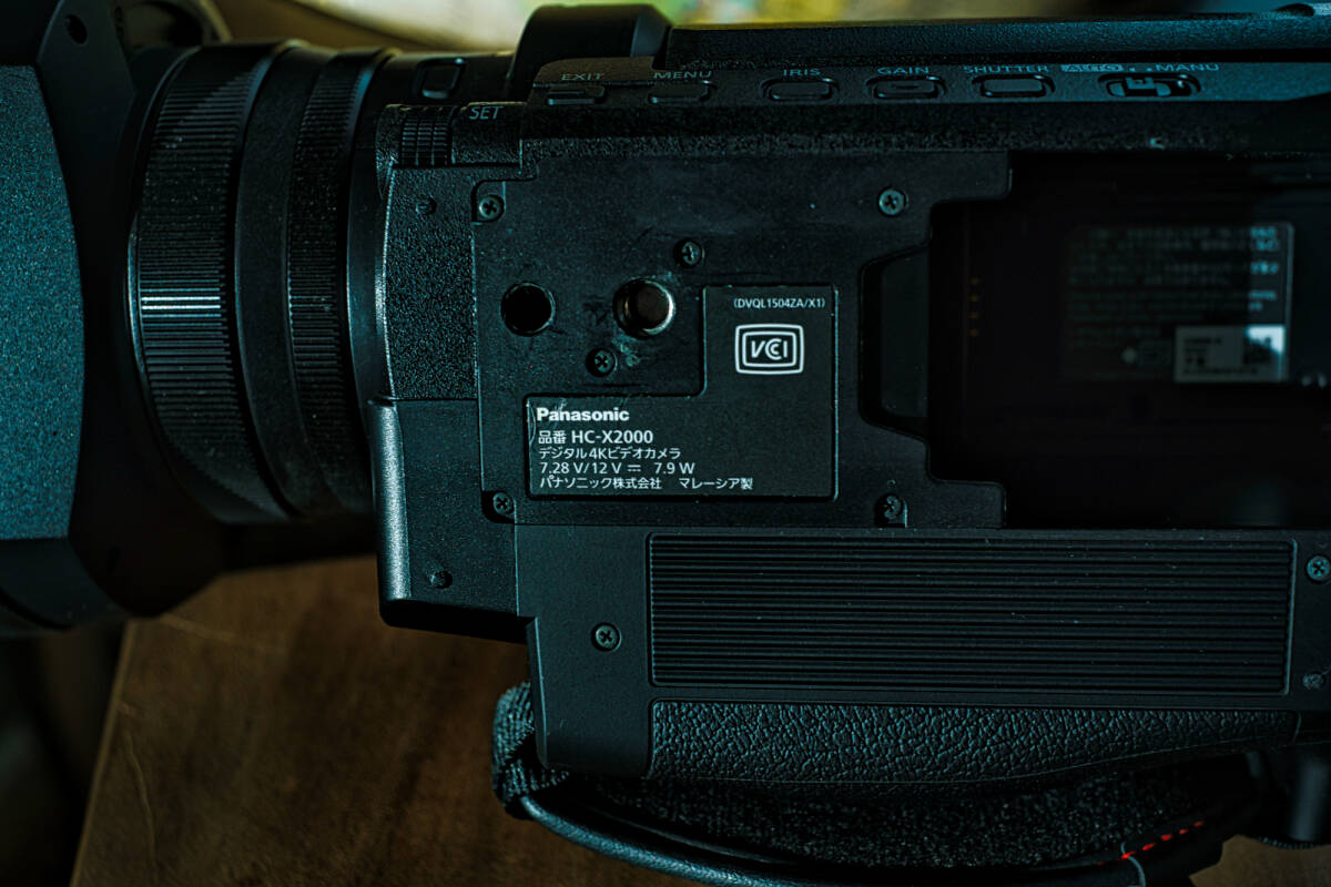 送料無料 Panasonic 4Kカメラ HC-X2000セット【通電 19H】 （ハンドル