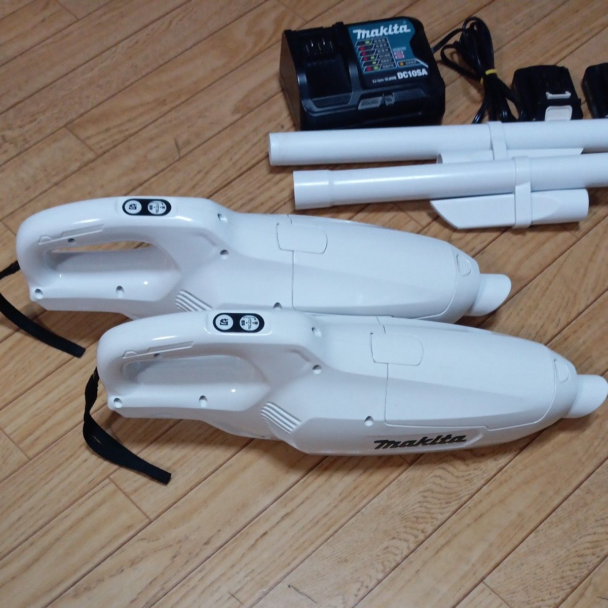 マキタ10 8V充電式クリーナ CL107FD 2台と純正バッテリー2個と純正充電