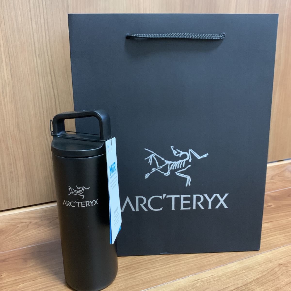 新品タグ付きレアなギフトバッグ付きアークテリクスステンレスボトルミ