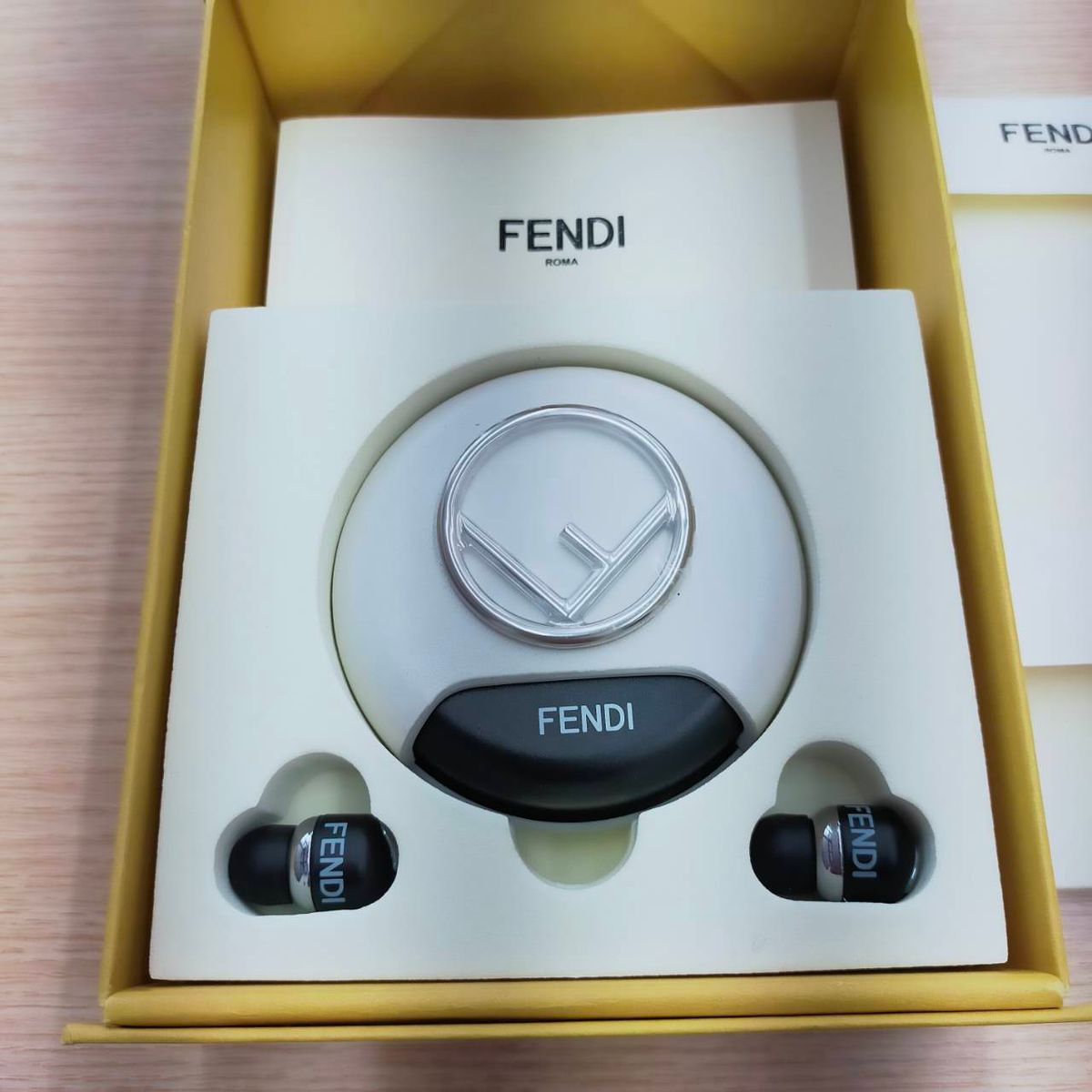 FENDI Bluetooth イヤホン TWS 7AR732 ホワイトレザー 未使用品｜Yahoo