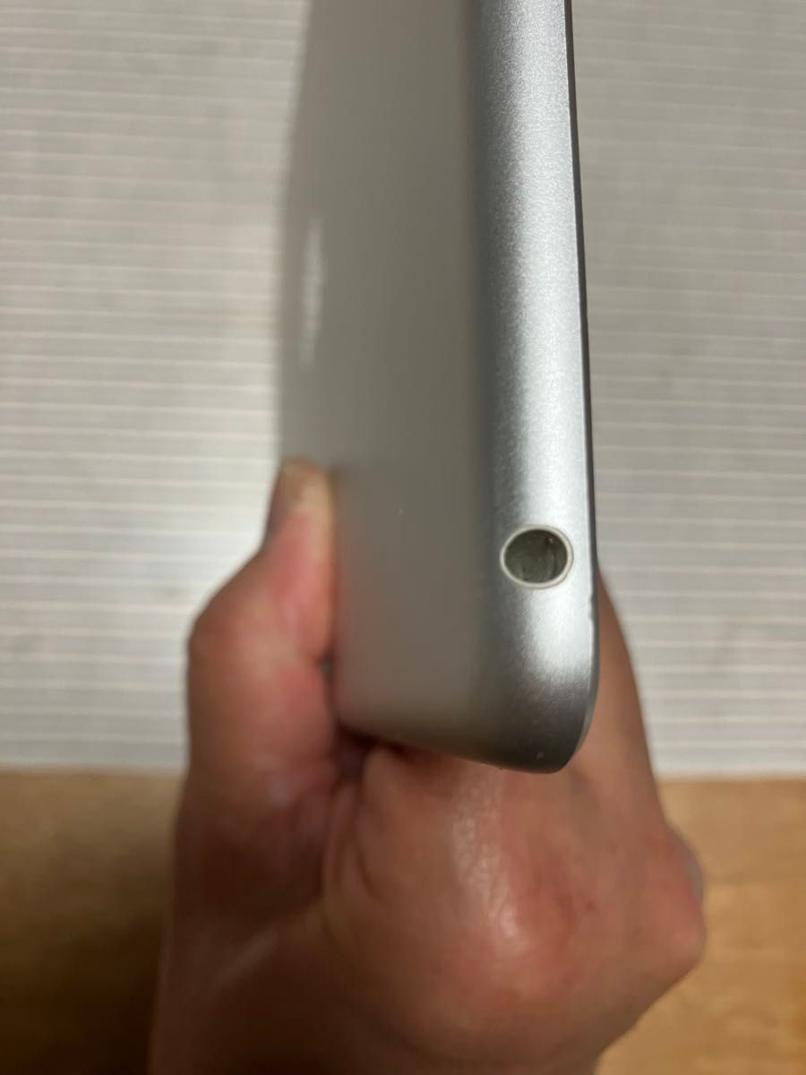 ジャンク】iPad 第5世代 9 7インチ Wi-Fiモデル A1822 シルバー充電