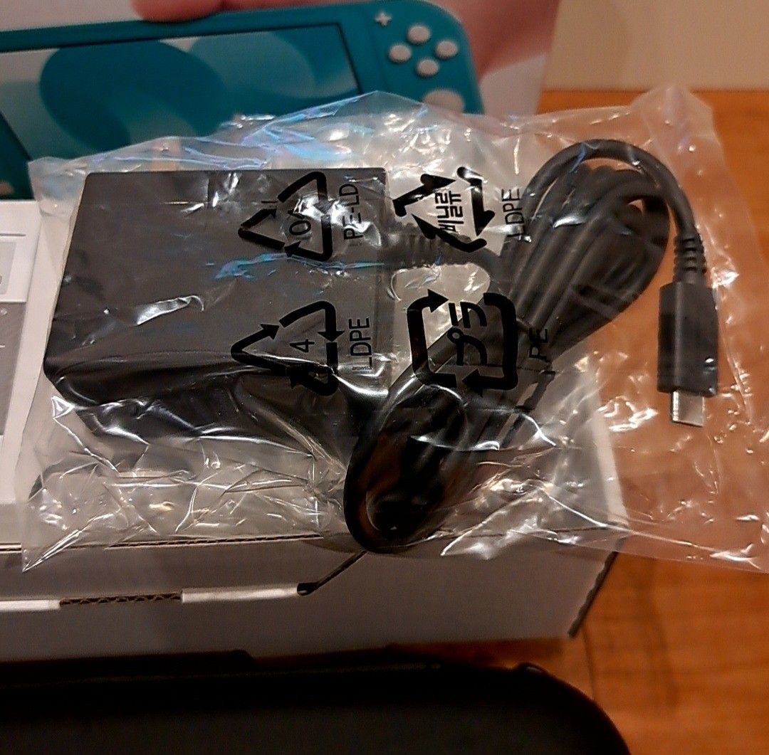 Nintendo Switch Lite ターコイズ 本体 充電器 箱付き ケース付き