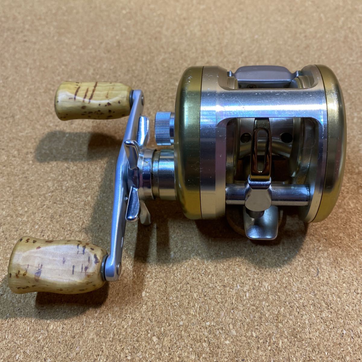 ダイワ ミリオネアCV-Z 203 右巻きベイトリール スペシャルハンドル